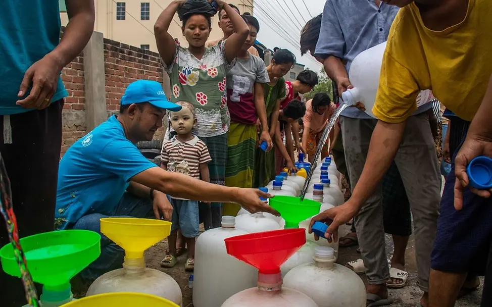 Hilfe für Myanmar: UNICEF versorgt Betroffene mit Trinkwasser.