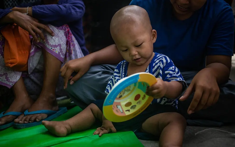 Hilfe für Myanmar: Hein Thura Phyo (1) begutachtet seine sogenannte "Complementary Feeding Bowl".