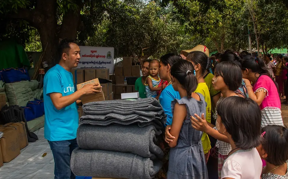 Hilfe für Myanmar: Hilfsgüter werden verteilt.