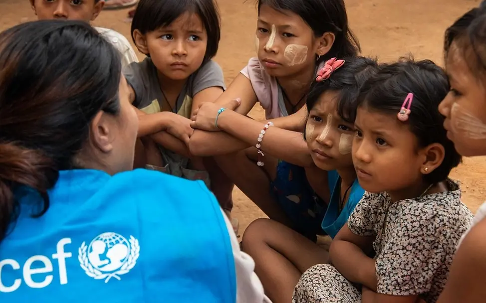 Hilfe für Myanmar: Khet Mar, UNICEF-Kinderschutzbeauftragte spricht mit Kindern.