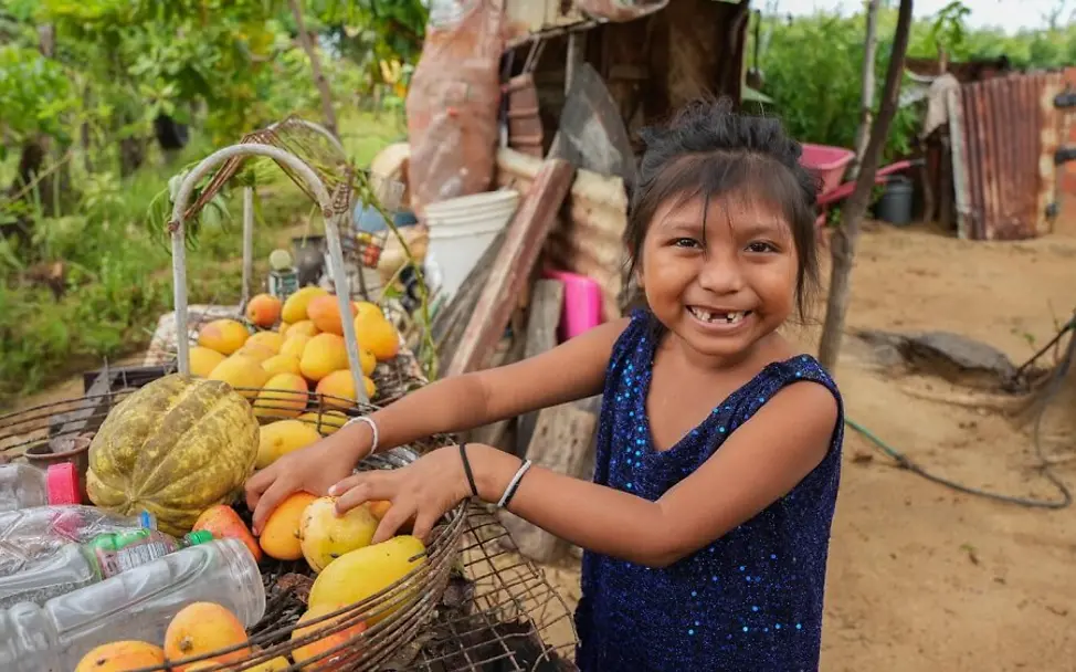 Venezuela: Anita nimmt Obst aus einem Korb. Danke UNICEF hat sie die Mangelernährung besiegt | © UNICEF/Pocaterra Venezuela: Anita nimmt Obst aus einem Korb. Danke UNICEF hat sie die Mangelernährung besiegt