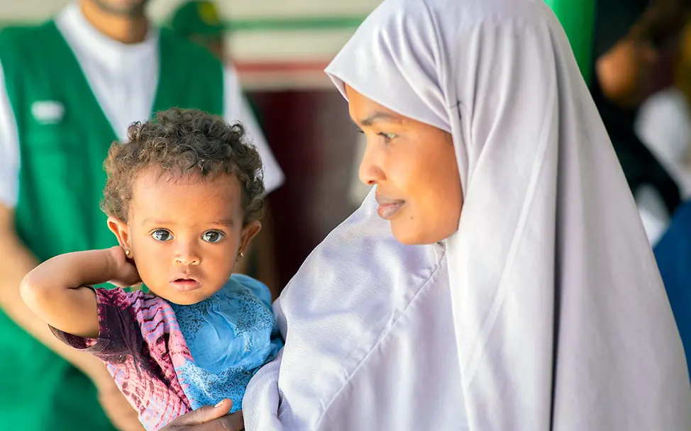 Hunger in der Welt: Ein mangelernährtes Baby in Somaliland auf dem Arm seiner Mutter. 