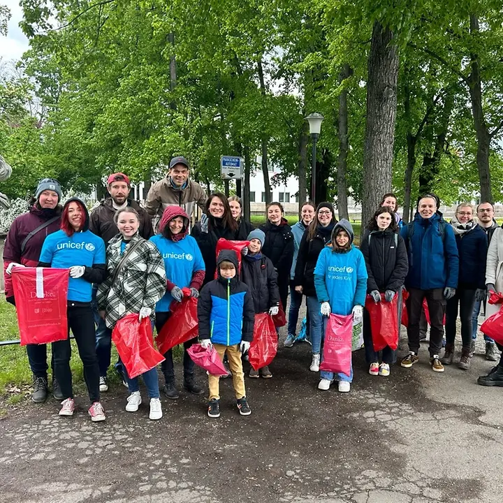 Das Team aus UNICEF-Ehrenamtlichen und weiteren Freiwilligen hat viele rote Müllbeutel dabei, die gefüllt werden wollen.