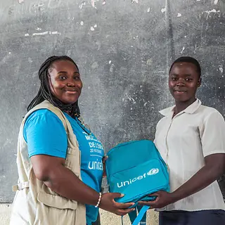 Justine erhält Schulmaterial | © UNICEF/Ushindi Justine erhält Schulmaterial