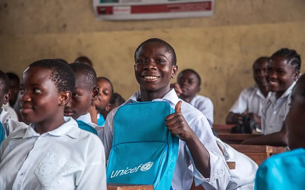 Barthélémy (16) trägt stolz seine neue Schuluniform. | © UNICEF/Ushindi Barthélémy (16) in der Schule.