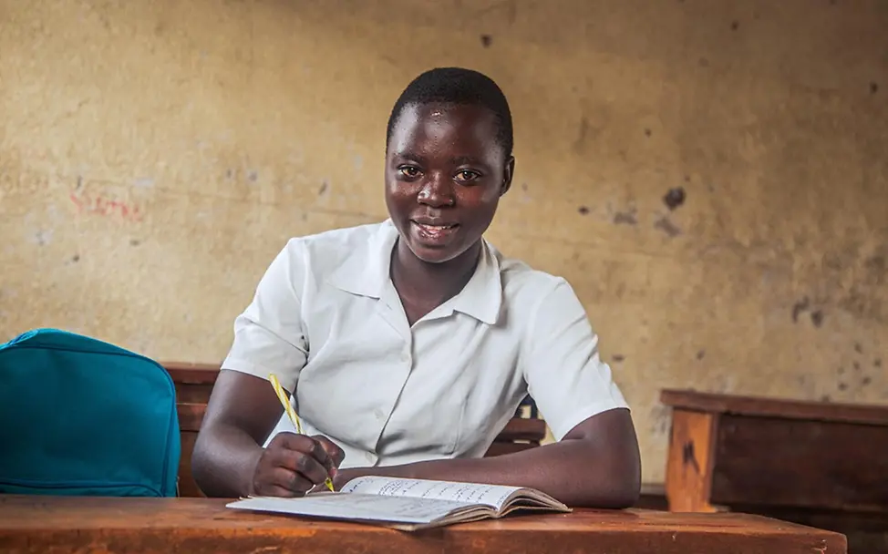 Justine ist glücklich über ihre neuen Schulsachen. | © UNICEF/Ushindi Justine ist glücklich über ihre neuen Schulsachen.