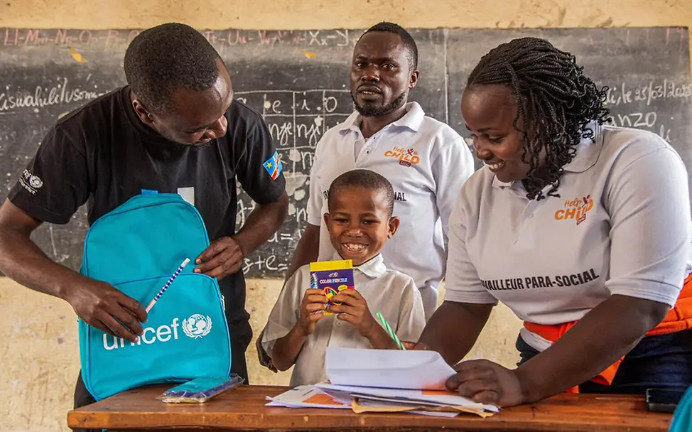 Josphin hält seine neuen Stifte. | © UNICEF/Ushindi Josphin hält seine neuen Stifte.