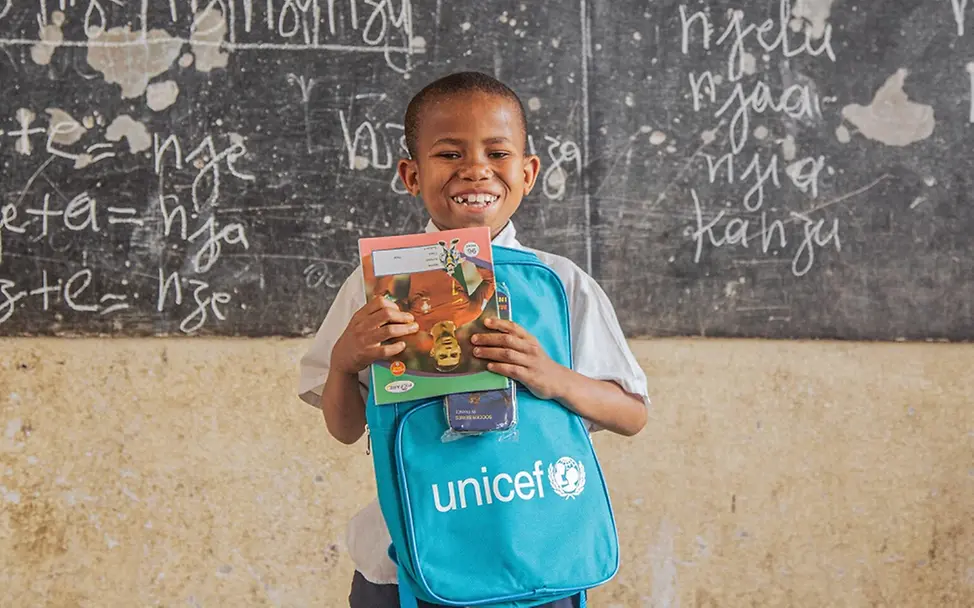 Josphin (7) freut sich in die Schule gehen zu können. | © UNICEF/Ushindi UNICEF-Hilfe DR Kongo: Josphin (7) freut sich endlich wieder in die Schule gehen zu können.