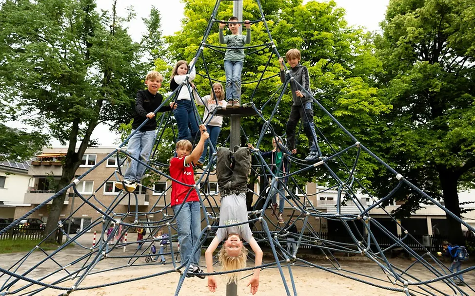 Kinder spielen auf dem Schulhof. | © UNICEF/Etges Kinder spielen auf dem Schulhof.