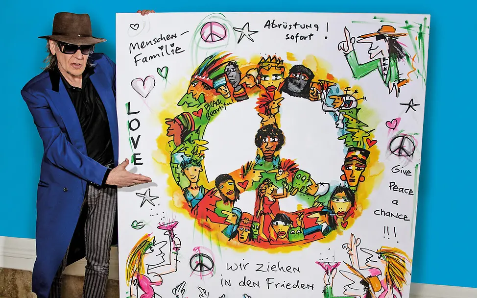 Udo Lindenberg mit einem Antikriegskunstwerk.