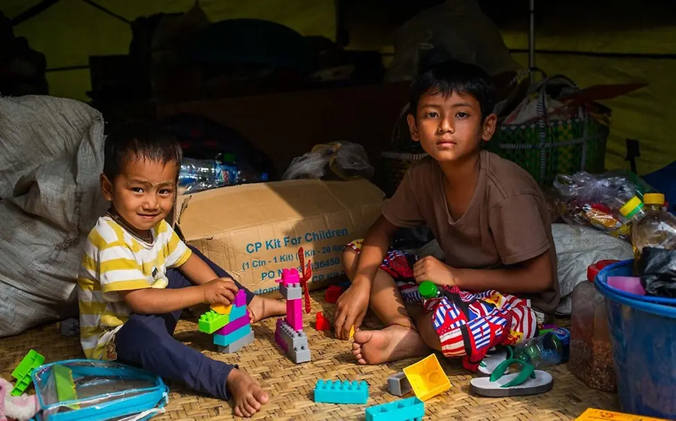 Kyaw Zin Phyo (9) und sein kleiner Bruder wurden durch Gewalt und ein Erdbeben vertrieben.