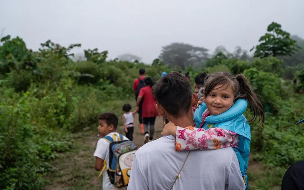 Ein kleines Mädchen und ihr Vater unterwegs auf einer der gefährlichsten Migrationsrouten der Welt.