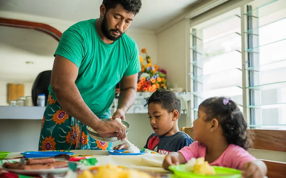 Moa schöpft seinen Kindern Reis und Gemüse.| © UNICEF/UNI798070/San Diego - Highway Child Moa schöpft seinen Kindern Reis und Gemüse.