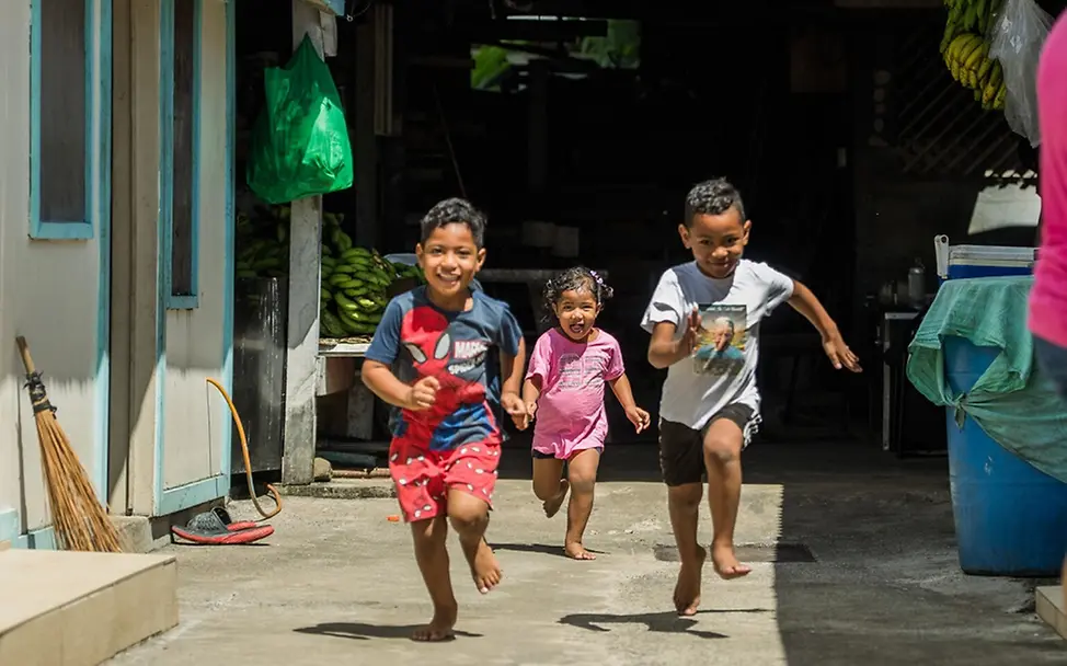 Astah, Uzumaki und Catalelya rennen gemeinsam im Innenhof. | © UNICEF/San Diego - Highway Child Kinder rennen gemeinsam im Innenhof.