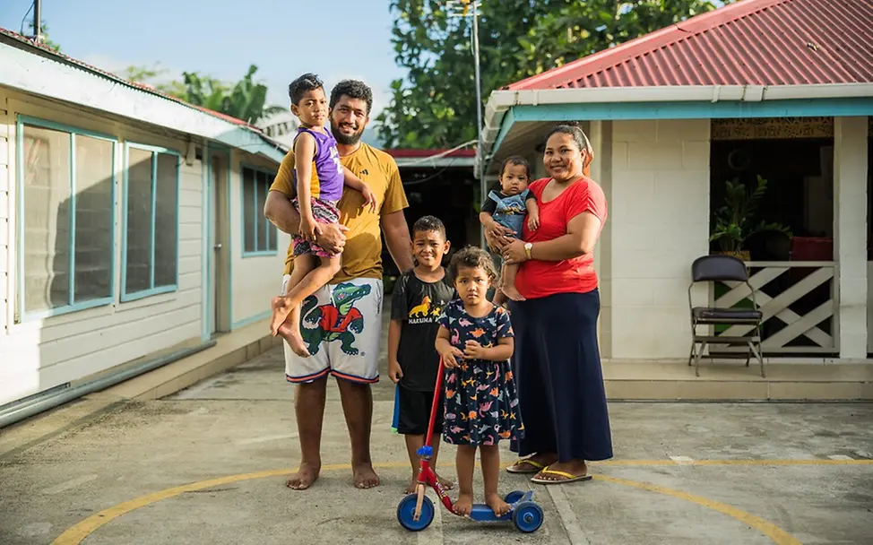 Familie Magele | © UNICEF/San Diego - Highway Child Familie Magele in ihrem Innenhof.