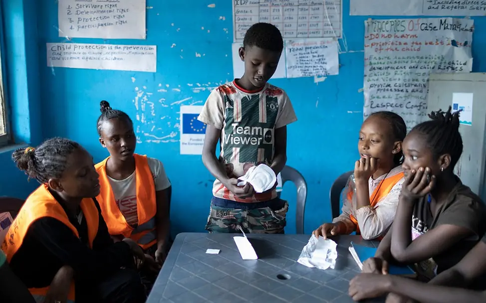 Mintesenot (14) hilft Binden und Informationen über die Menstruation zu verteilen