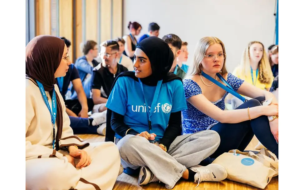 Teilnehmende des UNICEF Youth Festivals in Mannheim auf dem Boden.