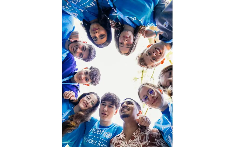 Gruppe von Teilnehmenden im Kreis.