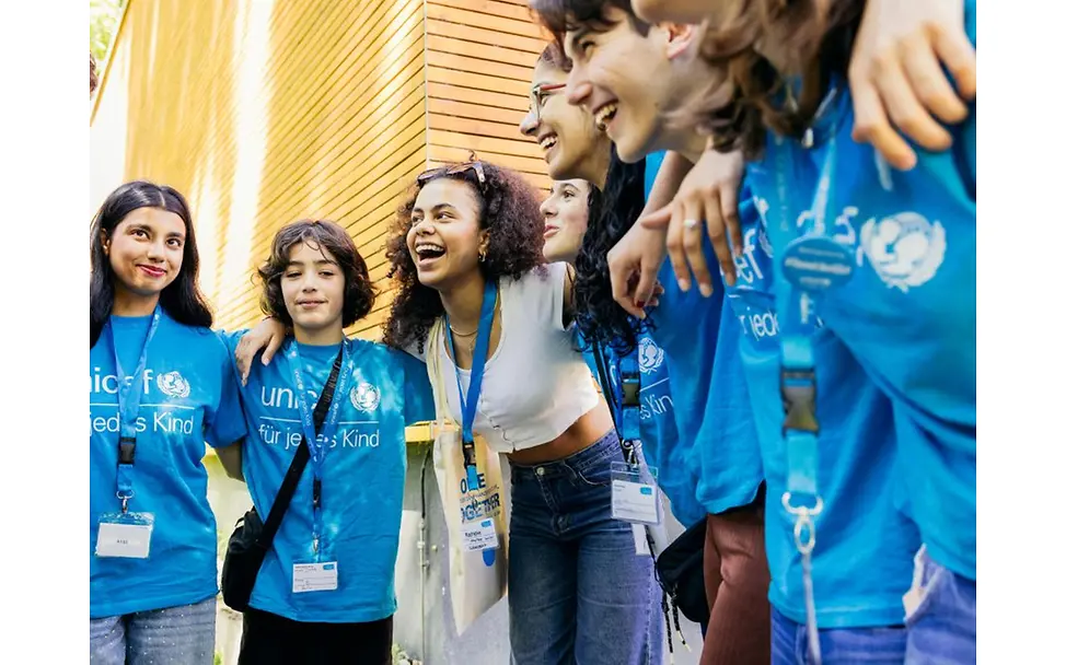 Teilnehmende des Youth Festivals in einem Kreis.