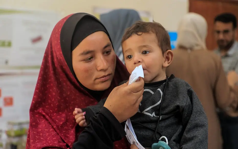 Abdul (9 Monate) erhält dringend benötigte Zusatznahrung 