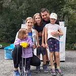 Familie Naumann lächelt in die Kamera