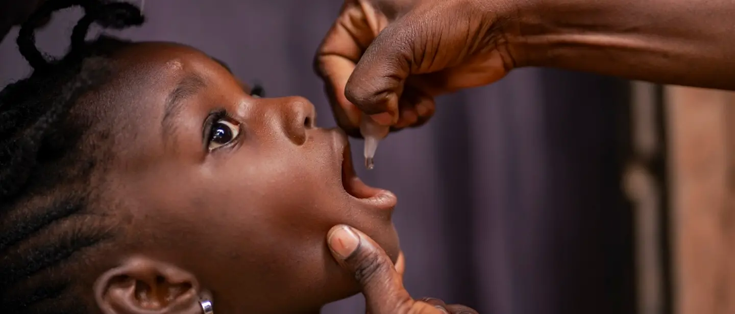 Impfungen retten Leben: Ein Mädchen bekommt eine Polio-Impfung