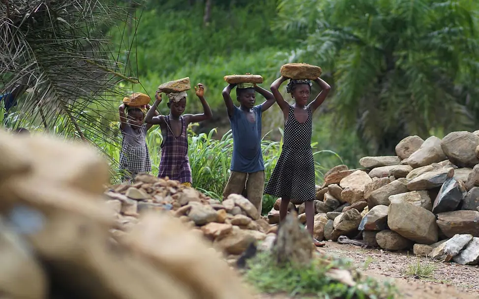 Arbeitende Kinder in einem Steinbruch in Sierra Leone tragen Steine auf ihren Köpfen. | © UNICEF/Songa Was kann man gegen Kinderarbeit tun: Arbeitende Kinder in einem Steinbruch in Sierra Leone tragen Steine auf ihren Köpfen.