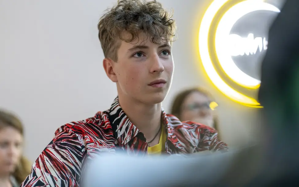 Portraitbild von Nazari.