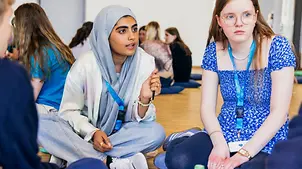 UNICEF Youth Festival: Zwei Mädchen sitzen auf dem Boden.
