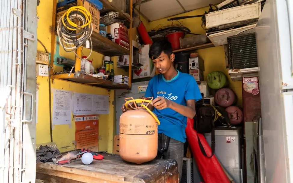 Nazmul Helali beim Arbeiten mit einer Gasflasche.