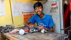 Bild von Nazmul Helali bei Arbeiten in einer Werkstatt.