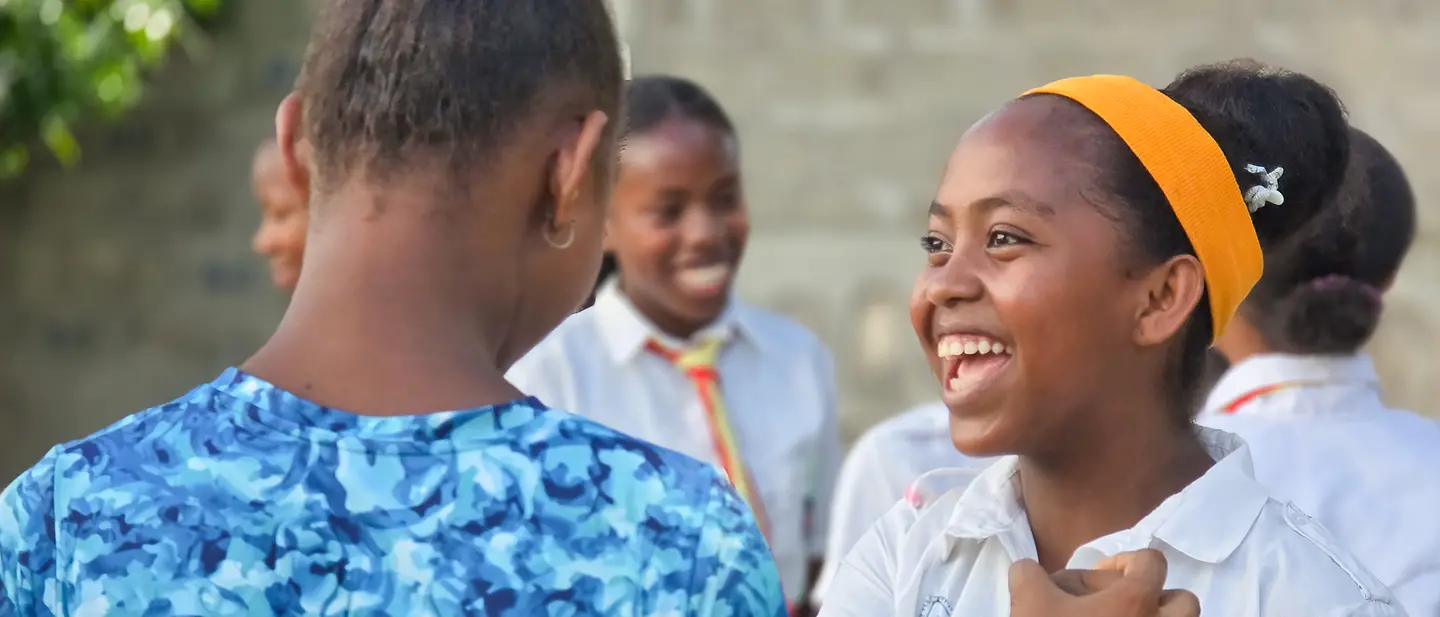 © UNICEF/UNI721383/Ralaivita Stadt Majunga, Region Boeny, Madagaskar: Soraya freut sich, eine schöne Zeit mit ihren Pfadfinderfreunden zu verbringen.
