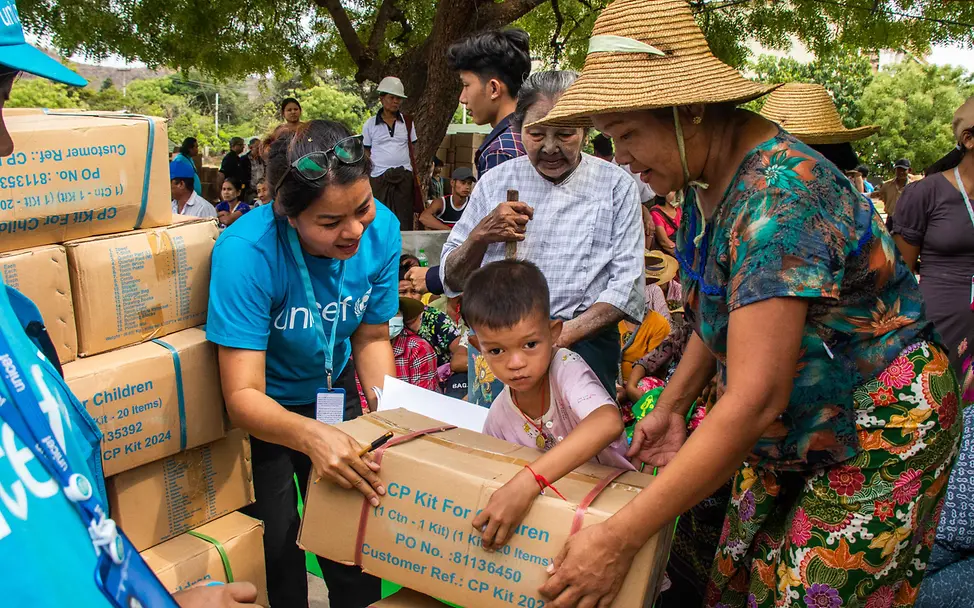 In Myanmar verteilen Mitarbeitende von UNICEF Hilfsgüter | © UNICEF/Htet Der Kinderschutzbeauftragte von UNICEF Myanmar verteilt Kinderschutz-Kits in einem provisorischen Lager in Thawta Pan Ward.