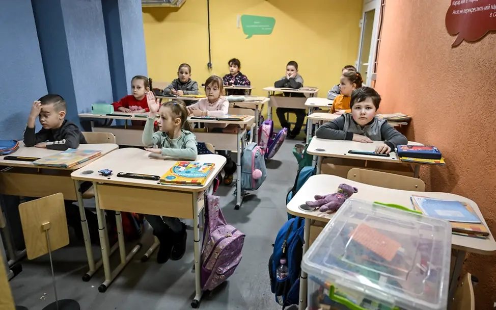 Nach einem Luftalarm setzen diese Schüler*innen den Unterricht in einem Schutzraum eines Bunkers fort. | © UNICEF/UNI772992/Smoliyenko Nach einem Luftalarm setzen diese Schüler*innen den Unterricht in einem Schutzraum eines Bunkers fort.