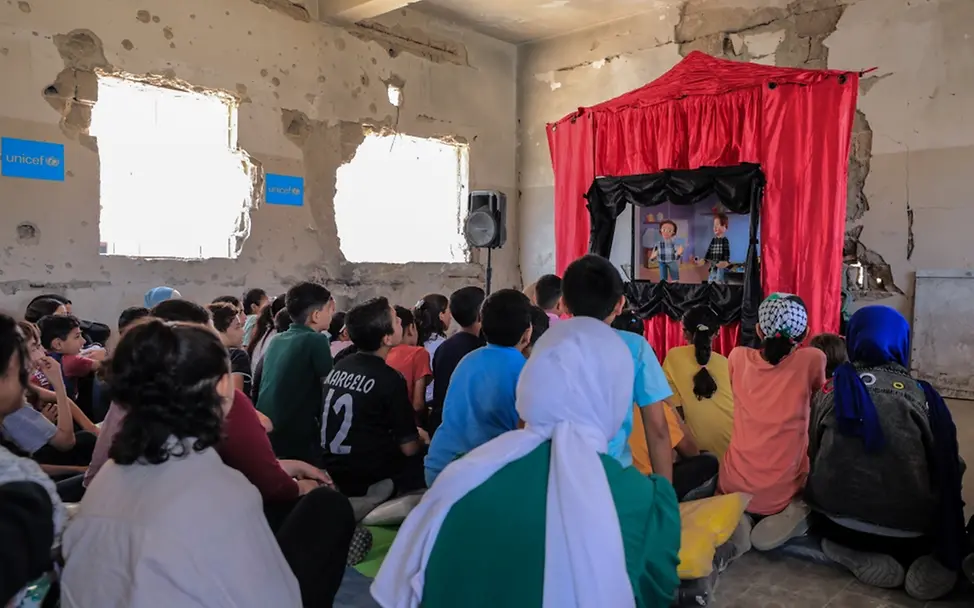 In Gaza-Stadt werden Kinder über die Gefahren von Minen und Blindgängern aufgeklärt. | © UNICEF/UNI807651/Nateel In Gaza-Stadt werden Kinder über die Gefahren von Minen und Blindgängern aufgeklärt.