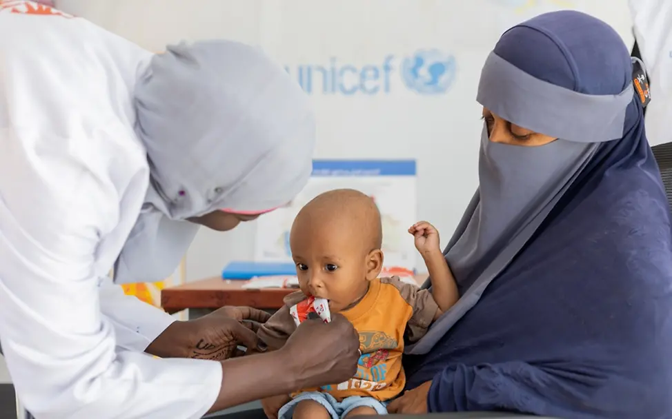 Omer wird mit lebensrettender Erdnusspaste gefüttert. | © UNICEF/UNI689273/Elfatih Omer wird mit lebensrettender Erdnusspaste gefüttert.