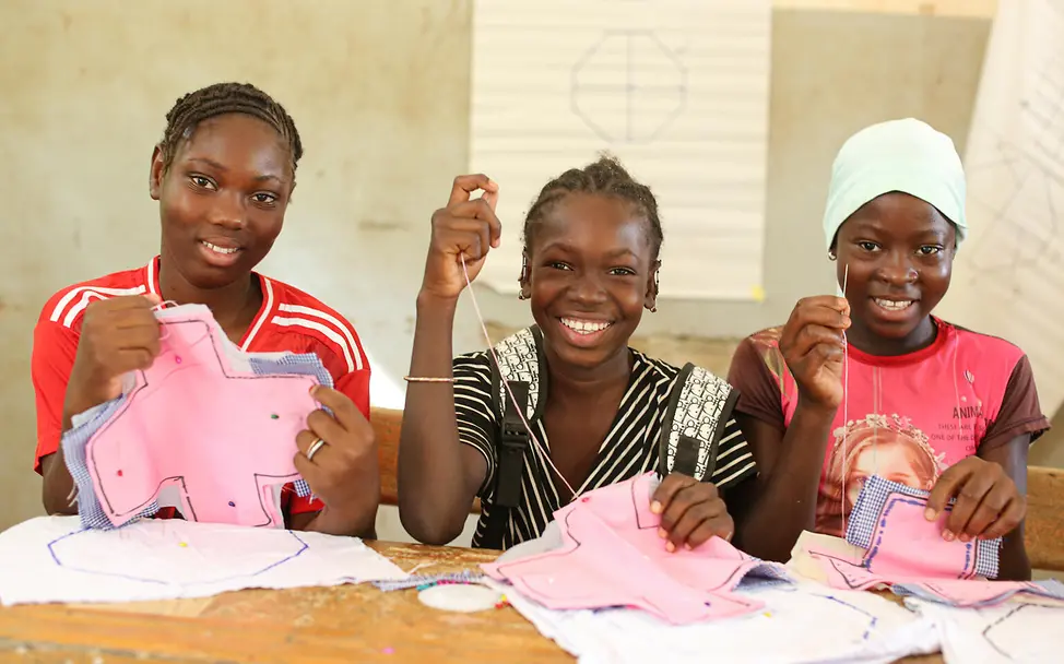 Menstruation: Mädchen lernen in Mali, wie sie Damenbinden herstellen können. 