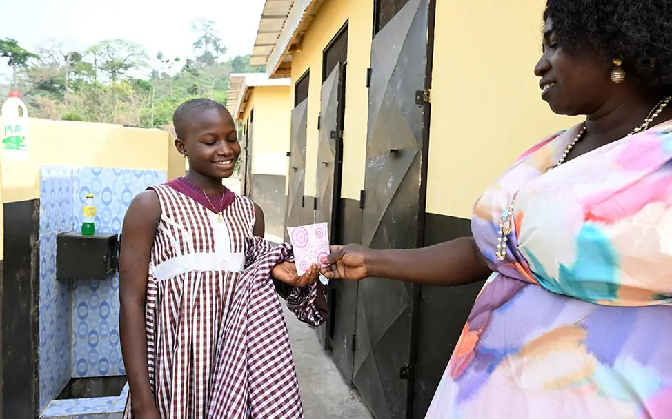 Hortence ist dankbar über die Hygieneprodukte, die sie in der Schule bekommt.