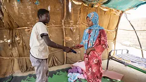 Samer stellt Menstruationsprodukte für weibliche Geflüchtete her. | © UNICEF/Elfatih Samer stellt Menstruationsprodukte für weibliche Geflüchtete her.