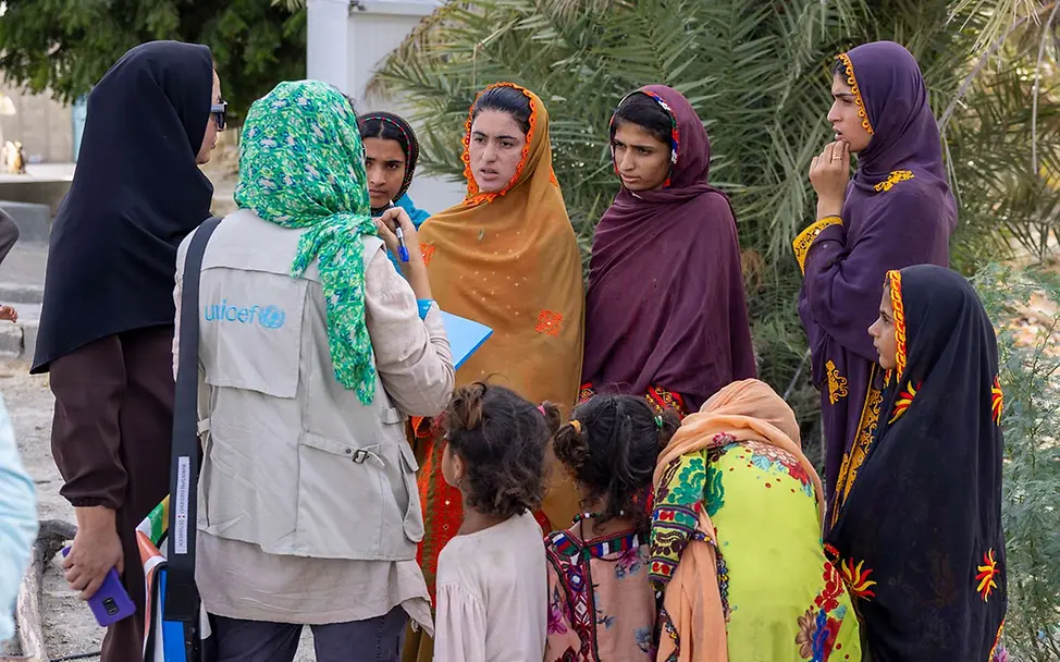 Iran Spenden: Eine Gruppe von Frauen und Mädchen im südlichen Iran hört einer UNICEF-Helferin aufmerksam zu. 