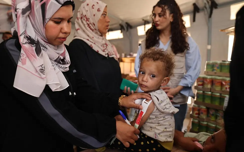 Asmaa (1) wird auf Mangelernährung untersucht. 