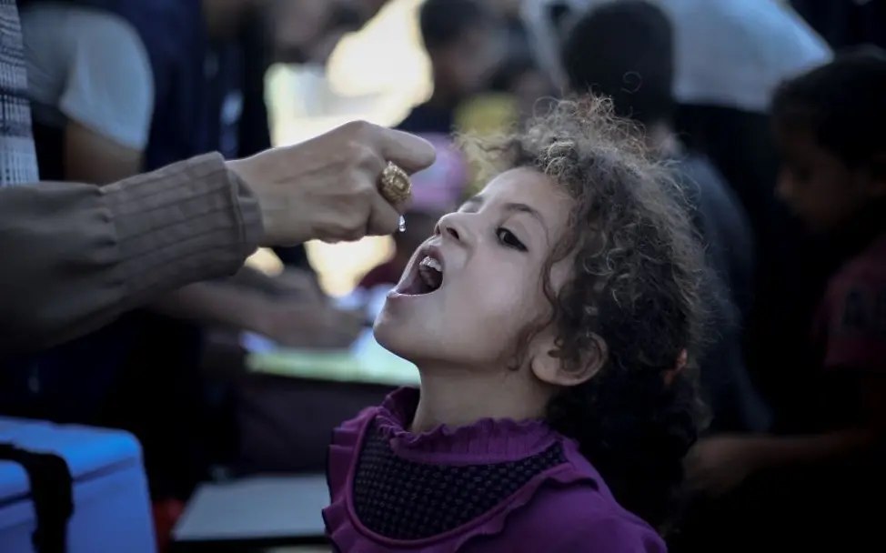 Kind in Gaza erhält Polio-Impfung 
