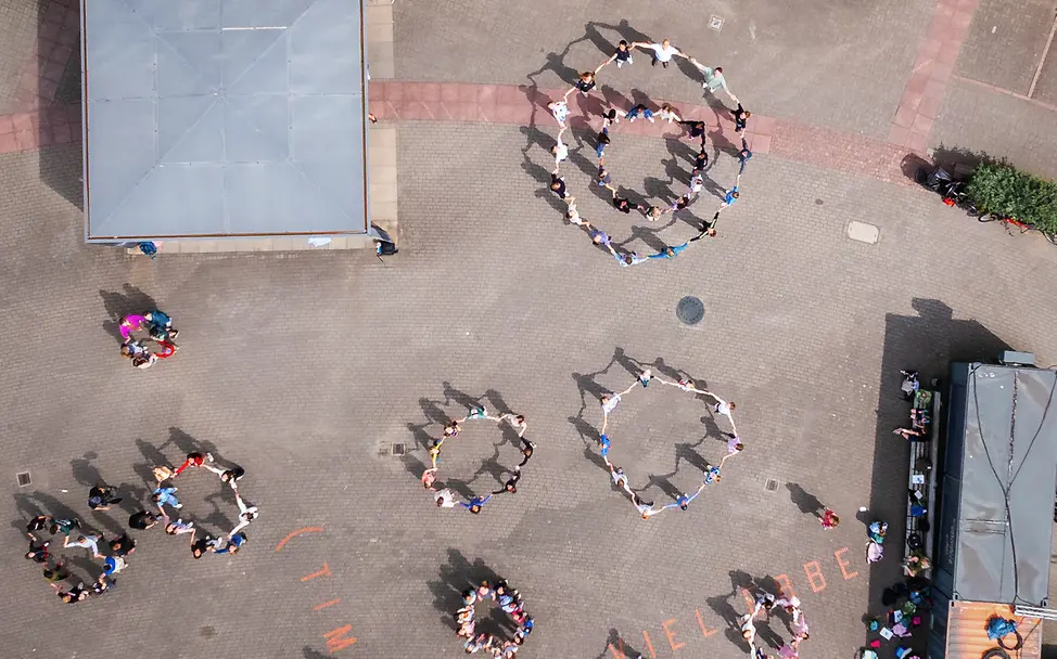 Gemeinsame Kunstinstallation im Hof der Deichtorhallen in Hamburg | © Team Malizia Gemeinsame Kunstinstallation im Hof der Deichtorhallen in Hamburg
