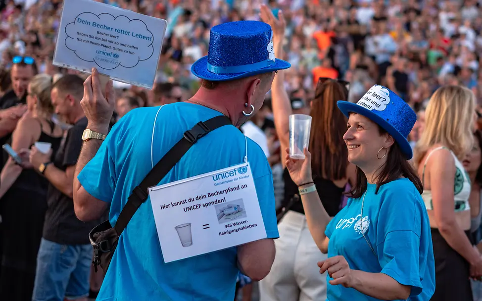 So lief die Aktion im letzten Jahr: Pfandspendenaktion bei den Filmnächten am Elbufer 2024 So lief die Aktion im letzten Jahr: Pfandspendenaktion bei den Filmnächten am Elbufer 2024