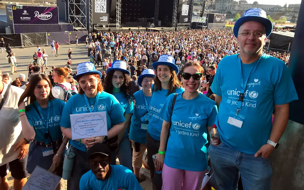 Pfandspendenaktion bei den Filmnächten am Elbufer - siehe unten bei "News und Events" Wir werben in blauen UNICEF-T-Shirts für die Pfandspendenaktion bei den Filmnächten am Elbufer