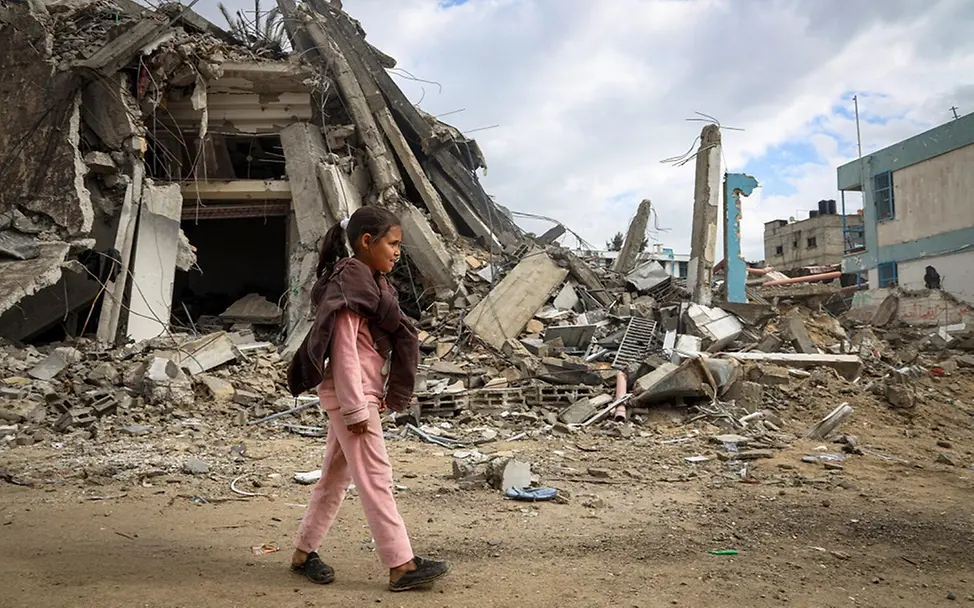 Sama (10) läuft durch die Trümmer ihres zerstörten Viertels in Chan Younis.