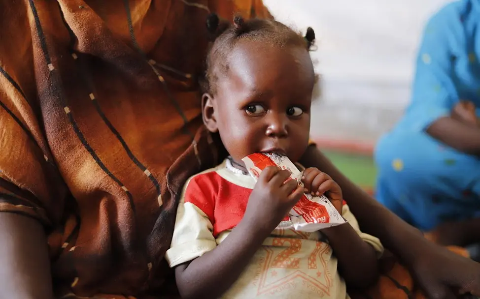 Ein Kind erhält therapeutische Nahrung | © UNICEF/Jamal Ein Kind erhält therapeutische Nahrung