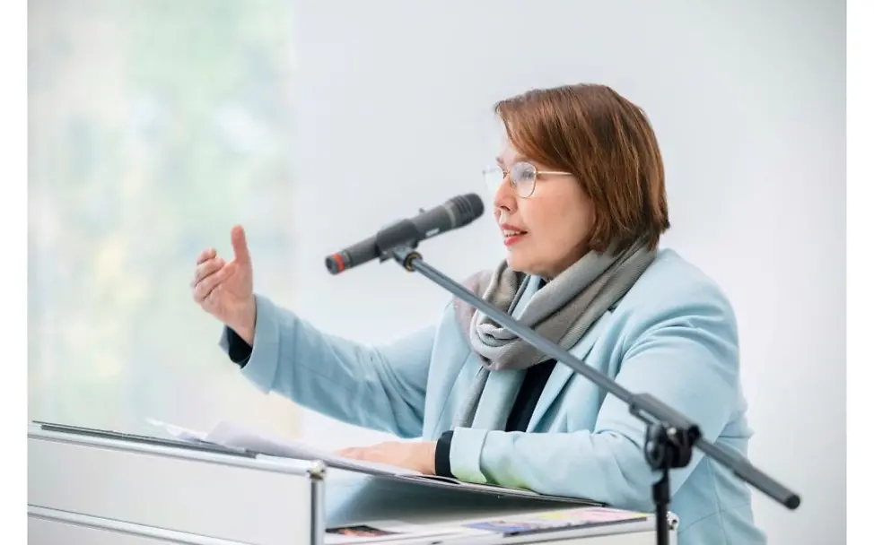 Dr. Susanne Blöcker ist Kuratorin der Ausstellung der Sammlung Rau im Arp-Museum