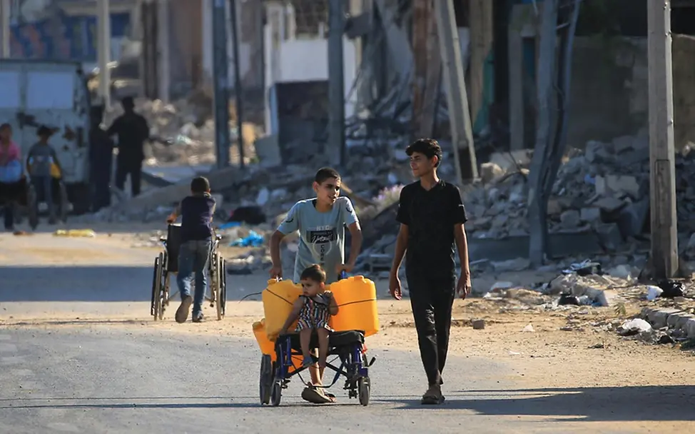 Kinder auf dem Weg zu einem Wassertank