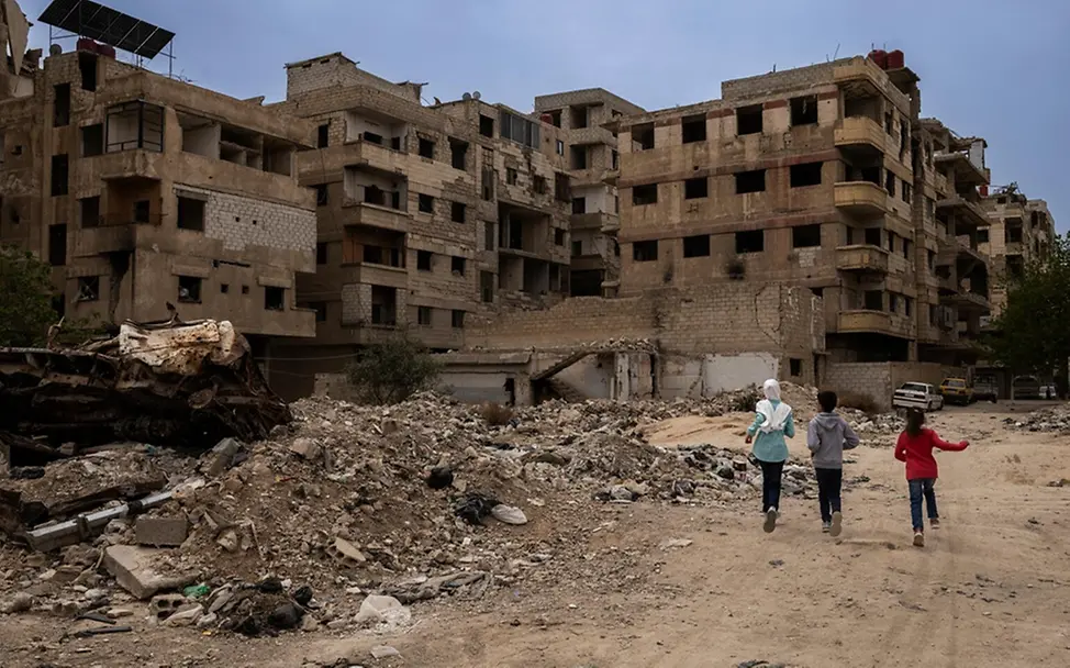 Basima rennt mit ihren Geschwistern durch die Straßen von Damaskus.